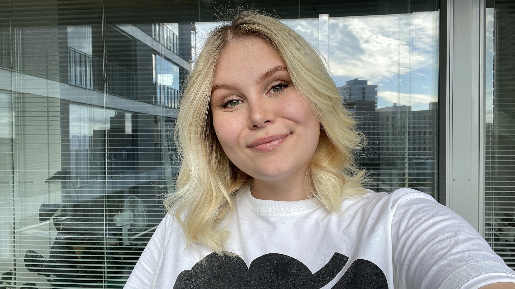 Monipuoliset tehtävät ja kannustavat työkaverit innostavat markkinointi- ja viestintäharjoittelijaa